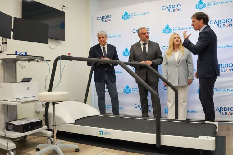 Carlos Pollán conoce en León el modelo de atención integral de San Juan de Dios basado en innovación, hospitalidad y compromiso social